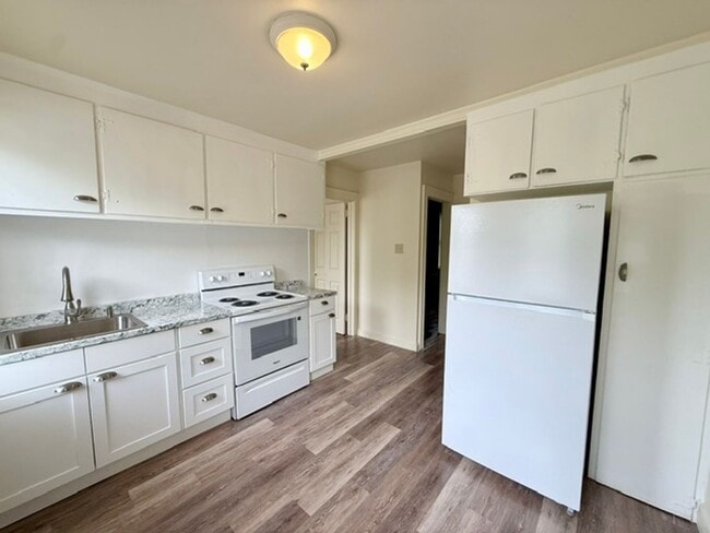 Photo - 452-454 Thompson Ave Unit 2nd Floor