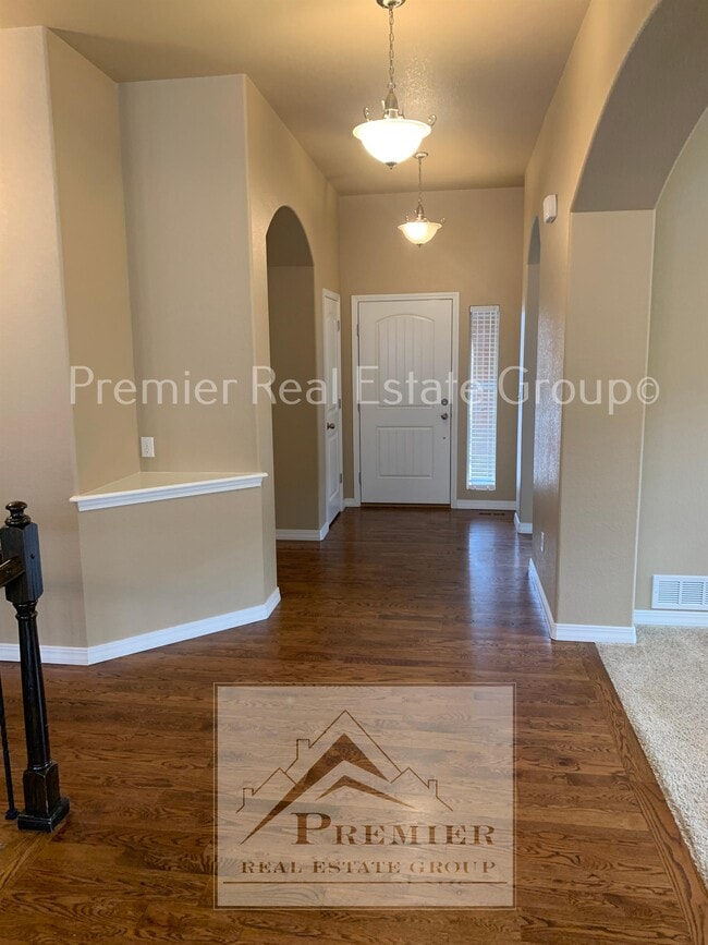 Photo - 5948 Revelstoke Dr