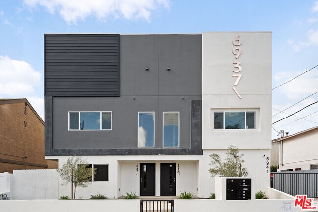 Building Photo - 6941 1/2 Simpson Ave Rental