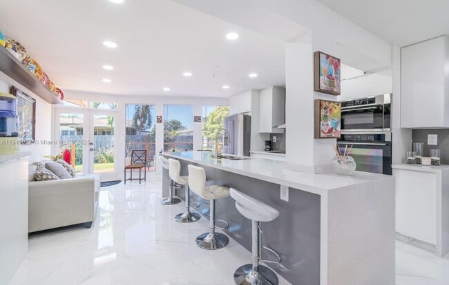 Photo - 6613 Westwood Blvd