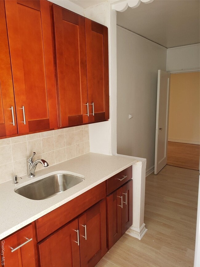 Building Photo - 42-05 48th Ave Unit 1A