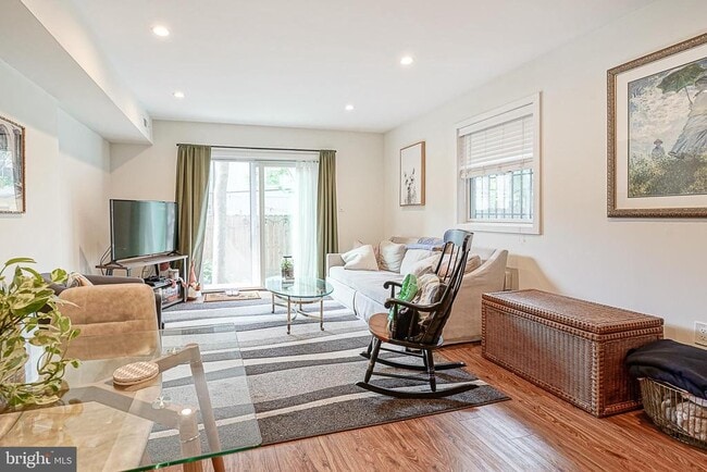 Photo - 1926 Bainbridge St Unit A