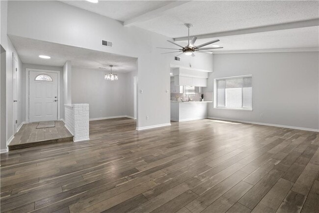 Photo - 303 Runnymeade Cir