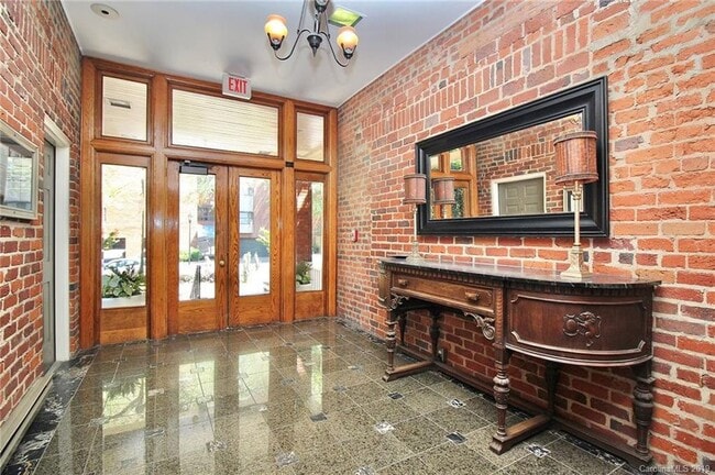 Lobby Entrance - 229 N Poplar St Unit 29