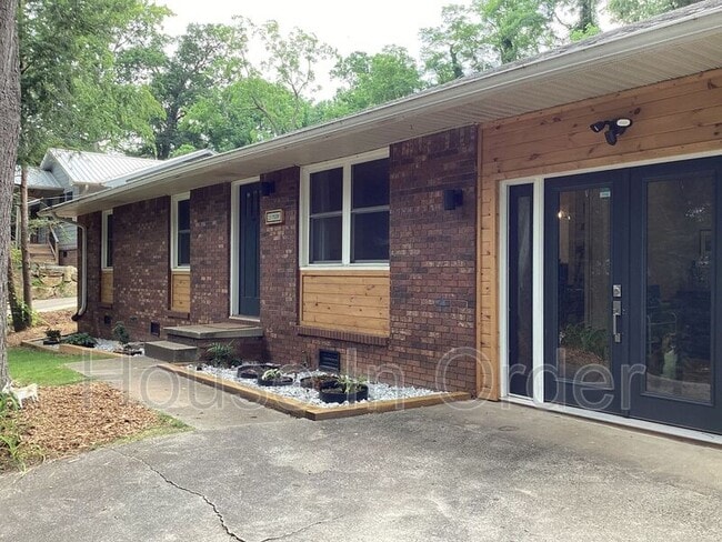 Building Photo - 23 Moore Ave