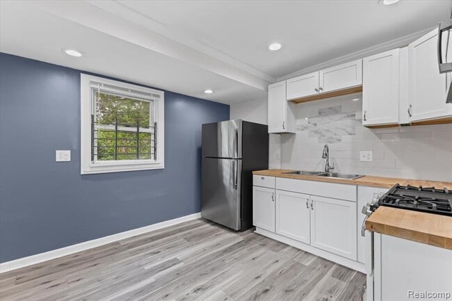 Photo - 18697 Sunderland Rd