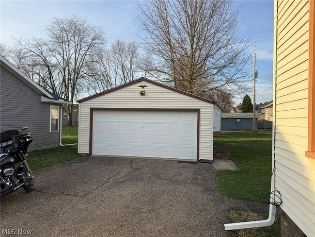 Photo - 404 3rd St NW