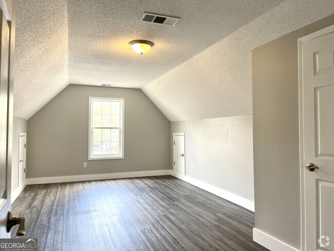 Building Photo - 6611 Lake Mill Trce Rental