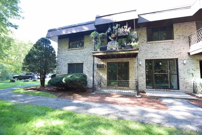 Building Photo - 12-12 Strawberry Bank Rd Unit 12
