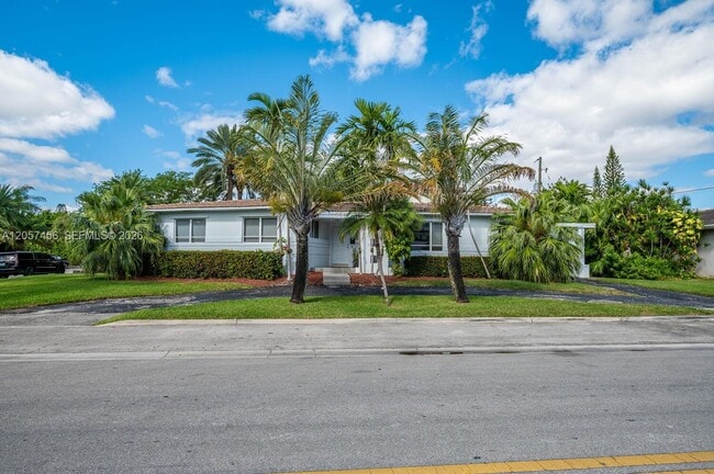 Building Photo - 9520 E Broadview Dr