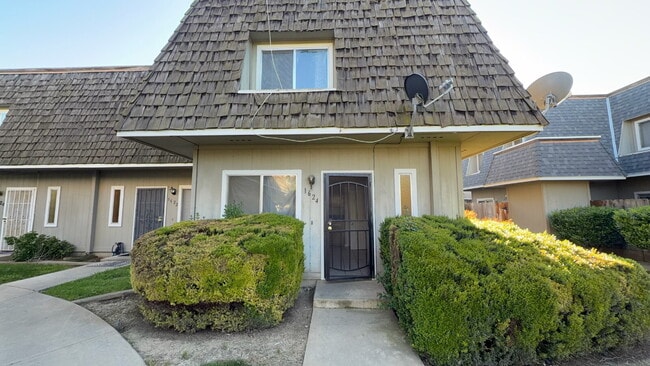 Building Photo - Charming 2-Bed Condo Oasis with Modern Comforts in Merced – 972 Sq Ft of Inviting Space!