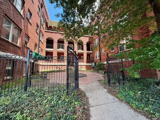 Building Photo - 116 E Chestnut St Unit Apt 24