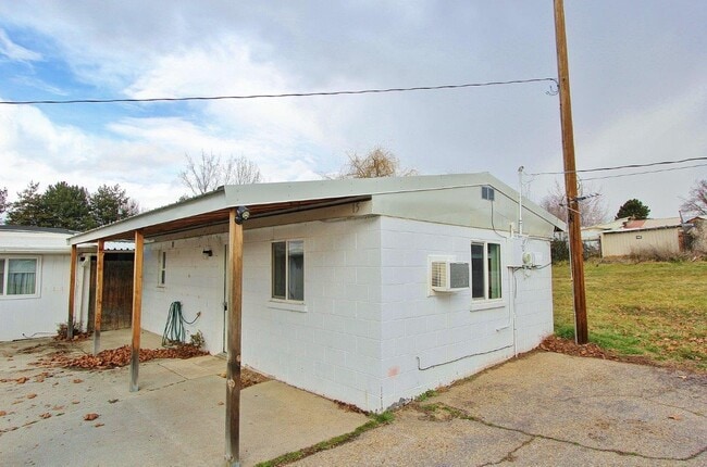 Building Photo - 2020 U.A. Avenue Emmett Unit 15