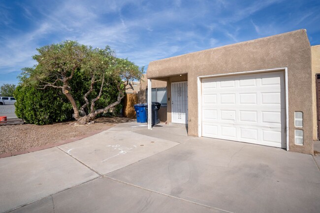 Three bedroom townhome, located near Lader... - Three bedroom townhome, located near Lader...