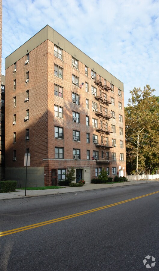 Photo - 585 Mclean Ave