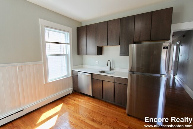 Building Photo - 15 Elder St Unit 7