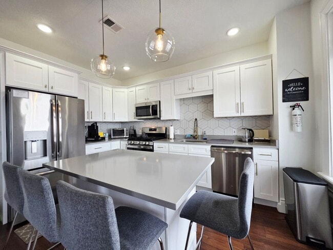 Building Photo - 9 Bailey Ave Unit 9 Bailey Ave 2 (Second Floor)