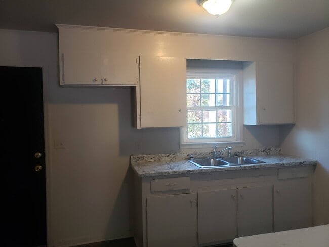 Photo - 219 Nichol St Unit A