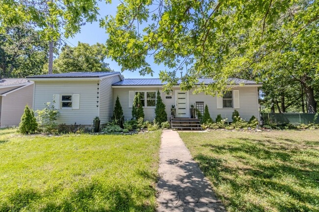 2 Bed / 1 Bath Bungalow on Rose Street - 2 Bed / 1 Bath Bungalow on Rose Street House