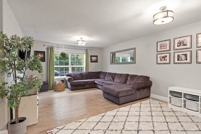 Photo - 5705 Woodside Dr SE