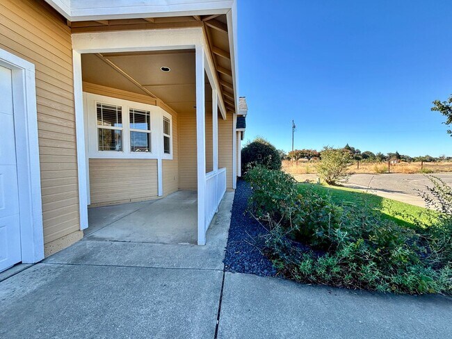 Photo - Beautiful 3 bedroom 2 bath house!