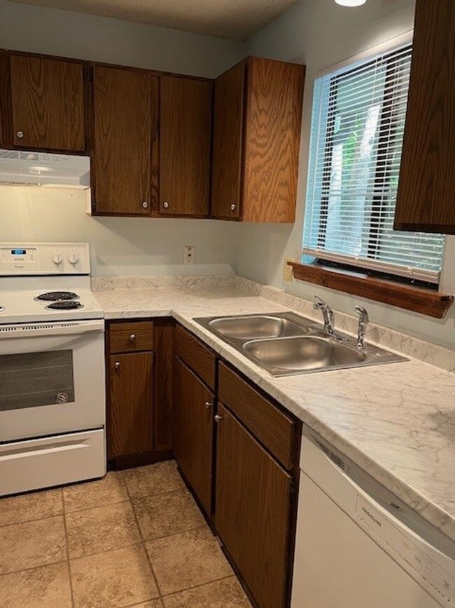 545 Lystra Rd Unit B