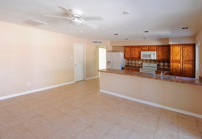 Sala de estar - 2417 S Newberry Rd