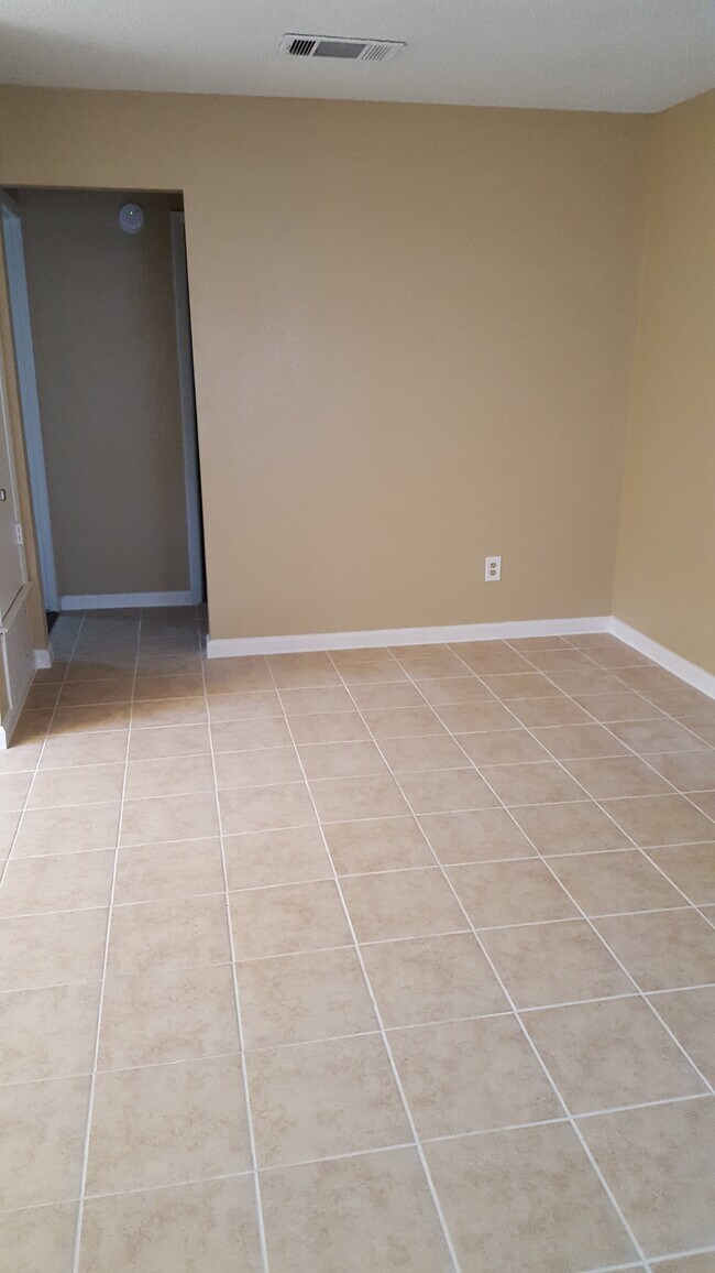 Living Room - 904 Bret Ln