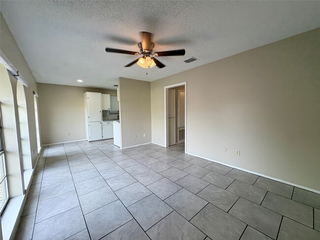 Building Photo - 3021 Sycamore Ave Unit 8