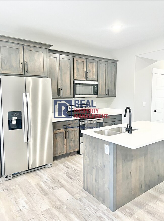 Photo - 3 Bedroom 2.5 Bathroom Town Home - 1 Car Garage - Small dog allowed