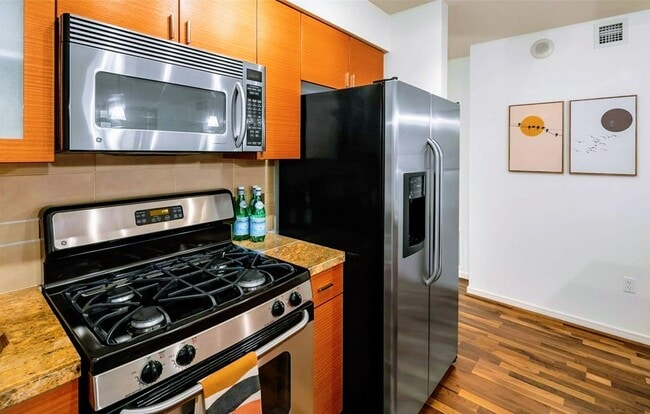 Cocina moderna con electrodomésticos de acero inoxidable. - 819 Virginia St Unidad 1209