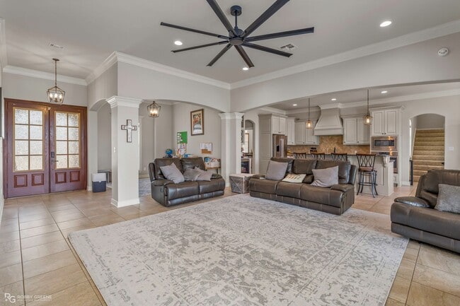 Photo - Beautiful 4 bedroom/4 Bathroom Home with a Peaceful Backyard