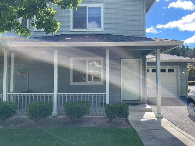 Building Photo - Two Bedroom 3 Bath Duplex-Townhouse in Southwest Medford