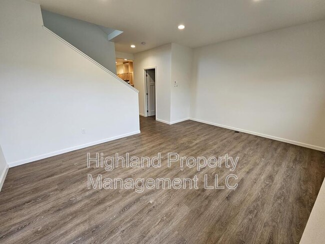 Photo - 502 NE Stadium Way