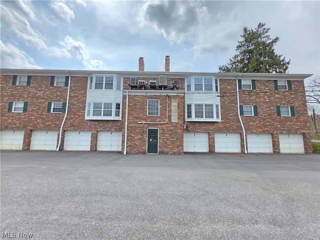 Building Photo - 6995 Carriage Hill Dr