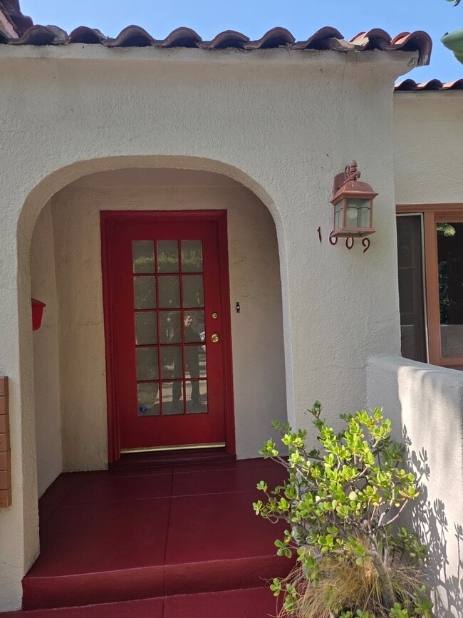 Front door - 1009 Havenhurst Dr