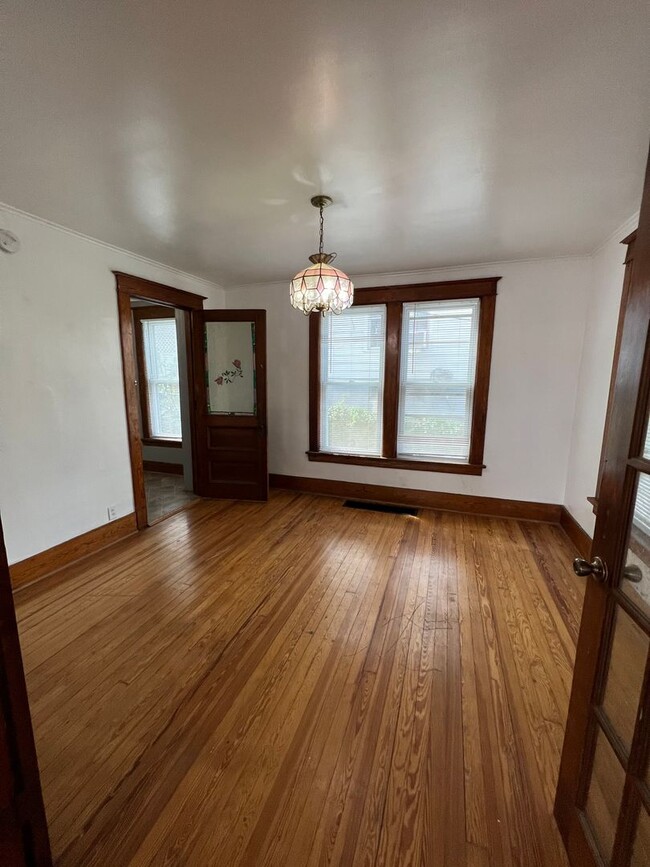 3 Bed 1 Bath Single Family House 13 Essex St. - House Rental in ...