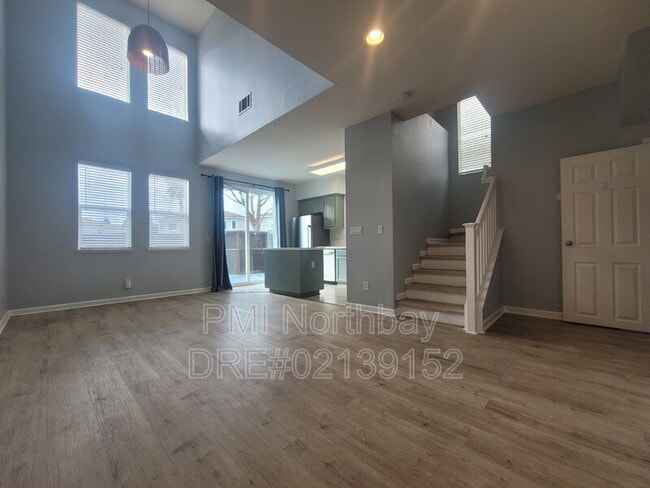 Photo - 569 Loch Lomond Way