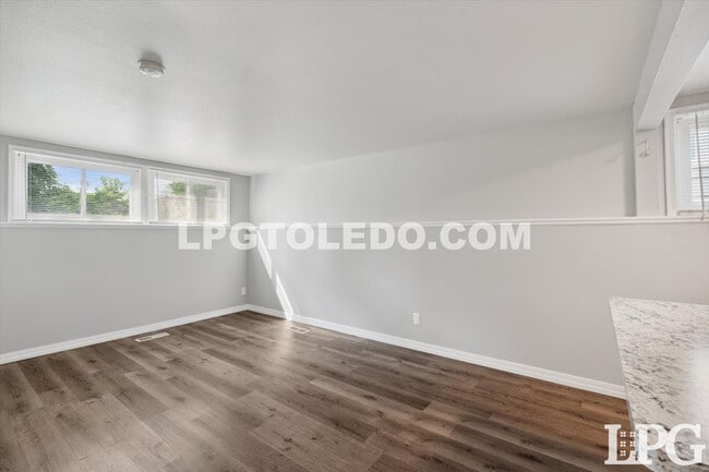 Photo - 3145 Sherbrooke Rd