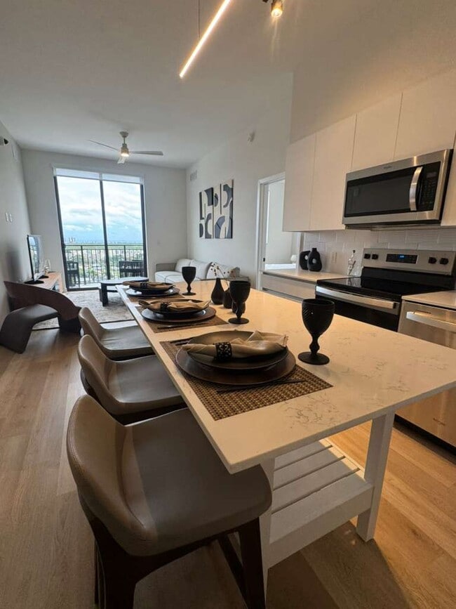 Building Photo - 112 SE 2nd Ave Unit A3