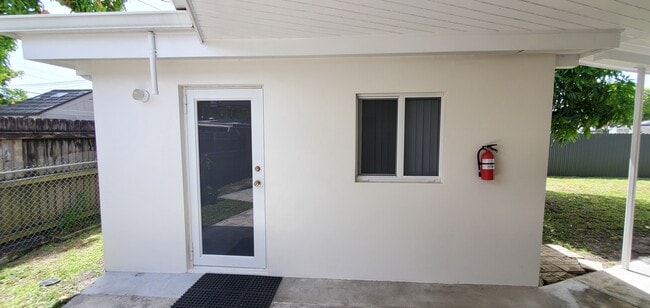 Building Photo - 3940 NW 9th St Unit 1