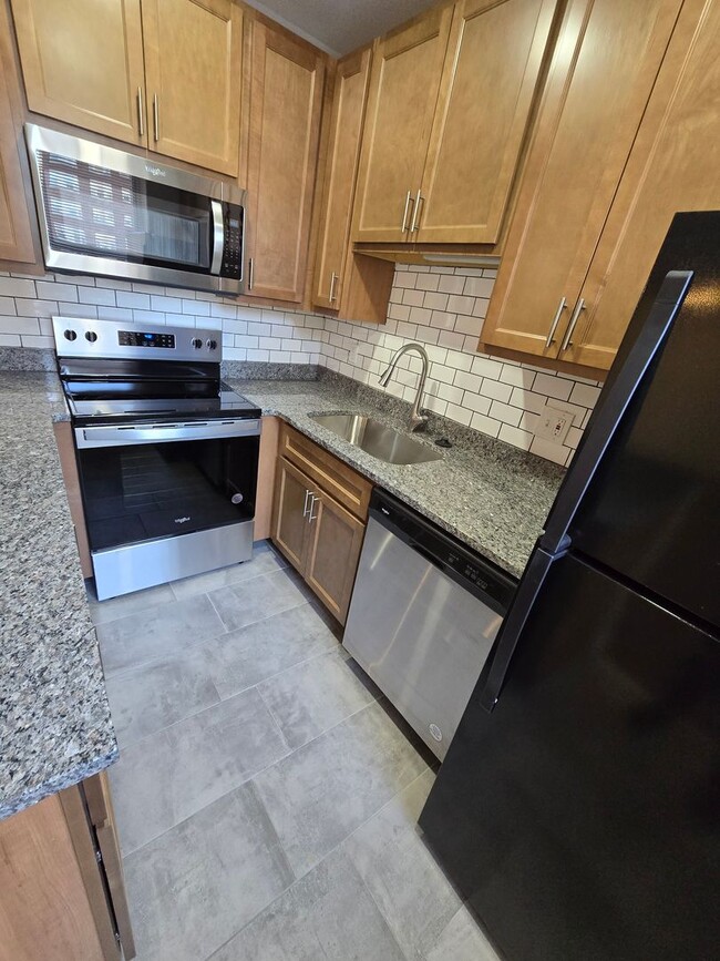 Beautifully renovated TWO-bedroom Condo on... - Beautifully renovated TWO-bedroom Condo on...