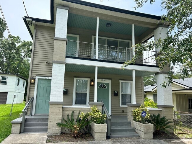 Building Photo - 2/2 2nd Floor w/ Balcony Unit in Murray Hill! Rental
