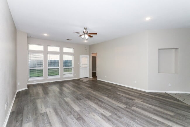 Photo - 1902 Walnut Green Cir
