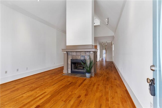 Photo - 224 Lampkin St NE