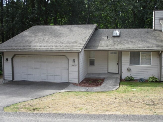 Building Photo - 2 bedroom 2 bath single story Duplex Unit 13607