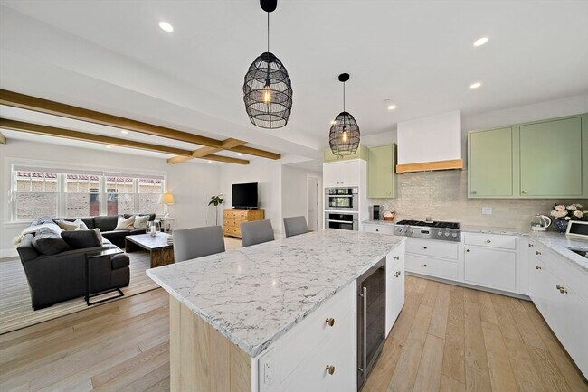 Building Photo - 144 Linden St Unit 2