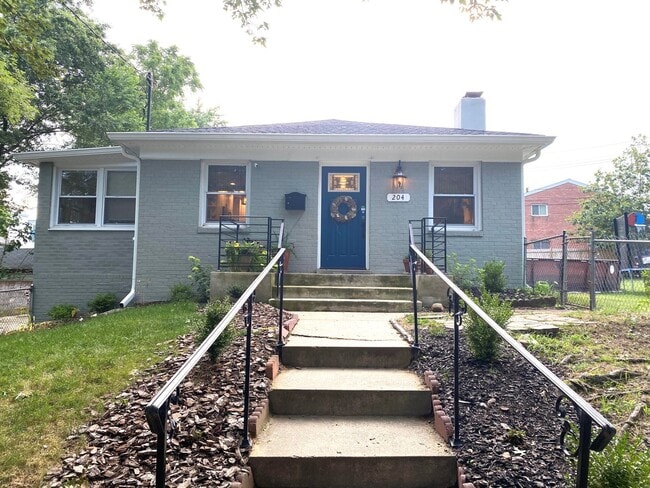 Building Photo - Beautifully remodeled 5 bed / 3 bath on pr... Rental