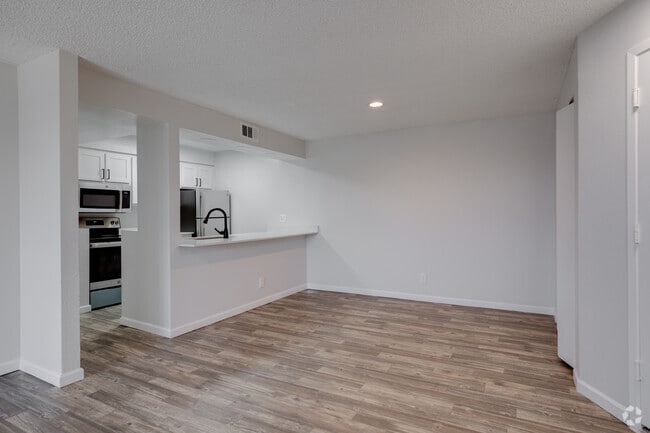 2BR, 2BA - 948SF