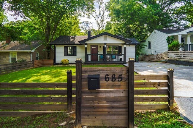 Photo - 685 Cedar Ave NW